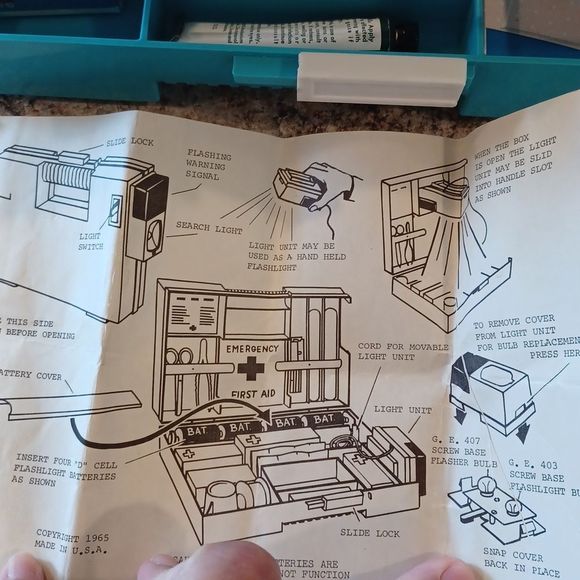 Vintage White Cross Emergency First Aid Kit~ Copyright 1965 - Picture 14 of 16